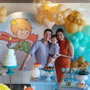 Pedro Malta Instagram - Agora sim... 🎉🎉

Correndo o risco de escrever textão de novo desta vez tentarei me segurar.

Embora seja extremamente difícil se segurar, ainda mais quando uma criaturinha que ainda tem a mãozinha praticamente do tamanho do seu mindinho te olha nos olhos, e te faz sentir cada célula do seu corpo preparada para parar um trem por ele, para fazê-lo rir; para dar tudo de si para não vê-lo chorar. 

Mas chorar faz parte tanto quanto crescer - meu mindinho vai ficando menor a cada dia, e sua pegada em minha mão, assim como sua pisada, cada vez mais forte...

E como eu espero que você cresça forte! 

O então bebê vai se transformando em criança, a medida que você vai assimilando a ideia de há um ano atrás você se transformou em pai. 

Minha maior e melhor transformação, a qual sou tão somente capaz de tornar realidade com minha parceira de vida, é claro @fernandalmalta é uma experiência e tanto ser o super-herói da vidinha de alguém junto contigo, zelando por seus passos - e seus tombos - todos o dias. 

Obrigado à minha esposa, a todos que nos ajudaram, nossas famílias, sem as quais nada disso teria se tornado realidade.

E parabéns filho, tá só começando a aventura!! 

Amo vocês com toda a vida, por toda a vida. ❤️

(Obs. mais uma vez obrigado @alegricefestas por encantar nossos convidados com suas decorações magnifícas!)