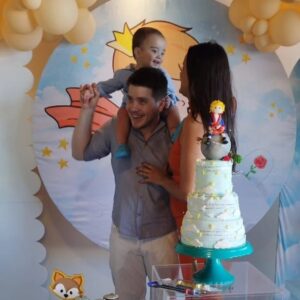 Pedro Malta Instagram - Agora sim... 🎉🎉

Correndo o risco de escrever textão de novo desta vez tentarei me segurar.

Embora seja extremamente difícil se segurar, ainda mais quando uma criaturinha que ainda tem a mãozinha praticamente do tamanho do seu mindinho te olha nos olhos, e te faz sentir cada célula do seu corpo preparada para parar um trem por ele, para fazê-lo rir; para dar tudo de si para não vê-lo chorar. 

Mas chorar faz parte tanto quanto crescer - meu mindinho vai ficando menor a cada dia, e sua pegada em minha mão, assim como sua pisada, cada vez mais forte...

E como eu espero que você cresça forte! 

O então bebê vai se transformando em criança, a medida que você vai assimilando a ideia de há um ano atrás você se transformou em pai. 

Minha maior e melhor transformação, a qual sou tão somente capaz de tornar realidade com minha parceira de vida, é claro @fernandalmalta é uma experiência e tanto ser o super-herói da vidinha de alguém junto contigo, zelando por seus passos - e seus tombos - todos o dias. 

Obrigado à minha esposa, a todos que nos ajudaram, nossas famílias, sem as quais nada disso teria se tornado realidade.

E parabéns filho, tá só começando a aventura!! 

Amo vocês com toda a vida, por toda a vida. ❤️

(Obs. mais uma vez obrigado @alegricefestas por encantar nossos convidados com suas decorações magnifícas!)