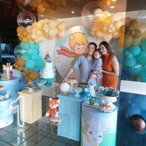 Pedro Malta Instagram - Agora sim... 🎉🎉

Correndo o risco de escrever textão de novo desta vez tentarei me segurar.

Embora seja extremamente difícil se segurar, ainda mais quando uma criaturinha que ainda tem a mãozinha praticamente do tamanho do seu mindinho te olha nos olhos, e te faz sentir cada célula do seu corpo preparada para parar um trem por ele, para fazê-lo rir; para dar tudo de si para não vê-lo chorar. 

Mas chorar faz parte tanto quanto crescer - meu mindinho vai ficando menor a cada dia, e sua pegada em minha mão, assim como sua pisada, cada vez mais forte...

E como eu espero que você cresça forte! 

O então bebê vai se transformando em criança, a medida que você vai assimilando a ideia de há um ano atrás você se transformou em pai. 

Minha maior e melhor transformação, a qual sou tão somente capaz de tornar realidade com minha parceira de vida, é claro @fernandalmalta é uma experiência e tanto ser o super-herói da vidinha de alguém junto contigo, zelando por seus passos - e seus tombos - todos o dias. 

Obrigado à minha esposa, a todos que nos ajudaram, nossas famílias, sem as quais nada disso teria se tornado realidade.

E parabéns filho, tá só começando a aventura!! 

Amo vocês com toda a vida, por toda a vida. ❤️

(Obs. mais uma vez obrigado @alegricefestas por encantar nossos convidados com suas decorações magnifícas!)