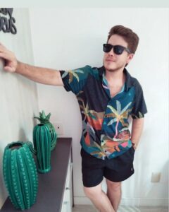 Pedro Malta Instagram - a @rotadomar96 me vestiu DE SAL & SOL, com as peças da coleção de verão 23 durante as gravações de um programa em homenagem a alguém muito especial, que vai ao ar em breve - já, já solto mais novidades! 🤫🤓

Photos by @fernandalmalta