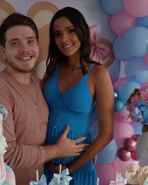 Pedro Malta Instagram - E aí gente, será que é menino ou menina?!

É emocionante compartilhar com vocês uma notícia como essa, capaz de transformar minha vida e de @fernandalmalta para todo o sempre… tcham tcham tcham…

SIM, SEREMOS PAIS DE MENINO!!!

Nosso filho, já tão amado e querido, está a caminho e nos mal podemos esperar para apresentar esse mundão inteiro pra ele - que traga com ele toda a felicidade e bênçãos possíveis!! 

Nanda meu amor, obrigado por essa alegria imensurável e vamos juntos na missão de criar essa vidinha com tudo que temos de melhor! 

Agradeço demais às nossas famílias, em especial @danyymalta por ter organizado uma festa tão linda, que é claro, só seria possível através de todo o carinho e EXCELENTE atendimento prestado pela @alegricefestas , que nos surpreendeu com a beleza e qualidade de tudo - sério, vocês foram demais e eu recomendo muito a quem também queira eternizar esse momento da forma mais linda e singela! 

É isso pessoal, agora deixa a gente começar a organizar as fraldas aqui 😴🍼👶