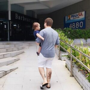 Pedro Malta Instagram - Qual tema escolhido para o 1⁰ níver de Dante?

Nem parece que foi ontem que eu e @fernandalmalta nos recolhemos - não para entrar na "casa mais vigiada do Brasil", mas na maternidade, para que ela trouxesse ao mundo esse pacote gorduchinho de amor. 

1 ano que passou voando, entre inúmeras fraldas, choros, risos, e marcos devidamente celebrados como as mais magníficas conquistas: 

As primeiras palavras ("papa", lide com isso Mor, ele falou antes 😅), as primeiras engatinhadas, a primeira vez que ficou de pé... 

E chegou a hora de comemorar isso tudo, na forma do seu 1⁰ aniversário, que  lá na frente será investigado como o ponto de início dos nossos cabelos brancos👴

Claro que não estávamos sozinhos: além da enorme ajuda das nossas famílias, contamos mais uma vez com a qualidade e gentileza da @alegricefestas - que já estava conosco desde antes de Dante nascer, auxiliando na produção do Chá Revelação do nosso então recém-revelado menininho. 

Agradeço a todo o staff, que já estava ansioso para dar vida à sua primeira festinha quando ele nem tinha vindo ao mundo ainda - meninas, vocês são demais!! 💙

Reforço o convite a todos os moradores da região metropolitana de Recife: confiem a decoração de seus eventos à competência da Alegrice, que ajudou a criar novas lindas lembranças.

Logo mais, fotos da festa - por enquanto, bora ver se vocês adivinham o tema escolhido!!! 🤫