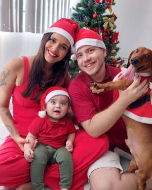 Pedro Malta Instagram - A vida é um negocinho engraçado, né? 

@fernandalmalta sempre adorou o natal. 

Em um dado momento do natal de 2022 estávamos enchendo caixas de mudança rumo ao nosso novo lar, ainda em estado de êxtase pela real mudança que viria - e ela não seria só espacial, mas também emocional e espiritual. 

Dante veio "respirar o mesmo ar que nós", como diria poeticamente o meu pai, e que mudança ele promoveu: 

Hábitos, horários, rotinas... As pessoas falam sobre montanha-russa de emoções, mas está mais para uma máquina de lavar, centrifugando tudo junto, colorindo peças diferentes entre si, como cansaço, alegria, senso de realização, renúncias, ganhos e... roupinhas de bebê, é claro - muitas roupinhas de bebê.

Mas o saldo é um só, e é sublime: a vida, em sua expressão máxima, acontecendo. 

A cada dia, a cada "papá'", a cada "mamá" a cada puxão no rabo do pobre do nosso salsicha, Chicó, Dante aprende e nós aprendemos junto com ele. 

Obrigado Papai Noel e minha esposa, por presentearem um "bom menino" ao então ex-menino que definitivamente agora sou, aprendendo a cada dia como ser um homem - e um pai - melhor. 

Feliz Natal, a todos, de todo o coração ❤️🎅