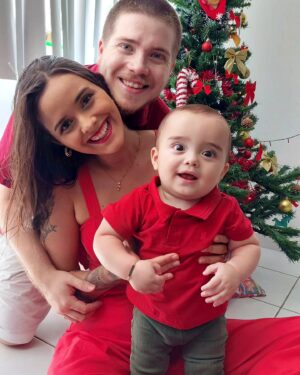 Pedro Malta Instagram - A vida é um negocinho engraçado, né? 

@fernandalmalta sempre adorou o natal. 

Em um dado momento do natal de 2022 estávamos enchendo caixas de mudança rumo ao nosso novo lar, ainda em estado de êxtase pela real mudança que viria - e ela não seria só espacial, mas também emocional e espiritual. 

Dante veio "respirar o mesmo ar que nós", como diria poeticamente o meu pai, e que mudança ele promoveu: 

Hábitos, horários, rotinas... As pessoas falam sobre montanha-russa de emoções, mas está mais para uma máquina de lavar, centrifugando tudo junto, colorindo peças diferentes entre si, como cansaço, alegria, senso de realização, renúncias, ganhos e... roupinhas de bebê, é claro - muitas roupinhas de bebê.

Mas o saldo é um só, e é sublime: a vida, em sua expressão máxima, acontecendo. 

A cada dia, a cada "papá'", a cada "mamá" a cada puxão no rabo do pobre do nosso salsicha, Chicó, Dante aprende e nós aprendemos junto com ele. 

Obrigado Papai Noel e minha esposa, por presentearem um "bom menino" ao então ex-menino que definitivamente agora sou, aprendendo a cada dia como ser um homem - e um pai - melhor. 

Feliz Natal, a todos, de todo o coração ❤️🎅
