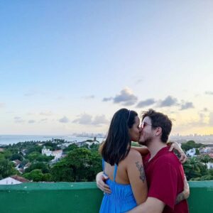 Pedro Malta Instagram - Ter um bebê faz com que você acabe atrasando algumas coisinhas, como posts de dia dos namorados 🥴❤️ 

Mas o post tá aí, embora a gente saiba que o que realmente importa, já temos mais do que garantido: as experiências, os momentos bobos, engraçados e maravilhosos, lado a lado e vividos na maioria das vezes longe aqui das redes. 

Porque mais que no mundo real, vivemos em um lugar muito mais especial - nosso próprio mundinho, e ele é massa demais, boyzinha 😍

Te amo demais. Amo nosso pequeno demais e que tenhamos muitos outros dias como esse, para registrar e mais ainda: para lembrar.