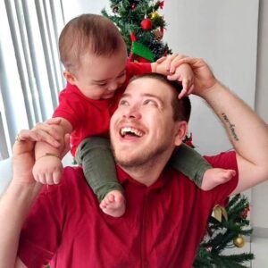 Pedro Malta Instagram - A vida é um negocinho engraçado, né? 

@fernandalmalta sempre adorou o natal. 

Em um dado momento do natal de 2022 estávamos enchendo caixas de mudança rumo ao nosso novo lar, ainda em estado de êxtase pela real mudança que viria - e ela não seria só espacial, mas também emocional e espiritual. 

Dante veio "respirar o mesmo ar que nós", como diria poeticamente o meu pai, e que mudança ele promoveu: 

Hábitos, horários, rotinas... As pessoas falam sobre montanha-russa de emoções, mas está mais para uma máquina de lavar, centrifugando tudo junto, colorindo peças diferentes entre si, como cansaço, alegria, senso de realização, renúncias, ganhos e... roupinhas de bebê, é claro - muitas roupinhas de bebê.

Mas o saldo é um só, e é sublime: a vida, em sua expressão máxima, acontecendo. 

A cada dia, a cada "papá'", a cada "mamá" a cada puxão no rabo do pobre do nosso salsicha, Chicó, Dante aprende e nós aprendemos junto com ele. 

Obrigado Papai Noel e minha esposa, por presentearem um "bom menino" ao então ex-menino que definitivamente agora sou, aprendendo a cada dia como ser um homem - e um pai - melhor. 

Feliz Natal, a todos, de todo o coração ❤️🎅