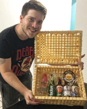 Pedro Malta Instagram - A alegria de quem garantiu uma sexta em plena terça 😆

Ai,ai… Me sentindo até meio culpado por receber esses mimos da @ekautcervejaria  enquanto a digníssima Sra. Malta só pode ficar olhando, né não @fernandalmalta ? 👀

Mas falando sério pessoal, adorei o presente, e com toda certeza já estamos mais que ansiosos para este que já é um dos festivais mais aguardados, o @ekautoktoberfest - boa música, boa cerva… Aliás, boa não, excelente: a American Ipa tá mais que aprovada! 

Então fica aí o recado - confira o perfil do evento, ele acontecerá nos dias 22 e 23 de outubro no terminal marítimo de Recife. 

Agora vou apreciar aqui minha brejinha gelada, que eu mereço!!

#publi #ekautcervejaria