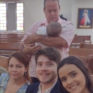 Pedro Malta Instagram - É festa na terra e é festa no céu! 🌌⛪

Dante foi batizado! 

É uma felicidade imensa poder compartilhar esse momento com aqueles que amo, como minha parceira de vida e mãe desse pequeno utilizador de suspensórios, @fernandalmalta ❤️, nossos padrinhos @danyymalta e Mauro - obrigado por tudo e por nos ajudarem a traçar o caminho de bênçãos que Dante terá a oportunidade de seguir - e é claro, toda a nossa família reunida! 

Quero agradecer, com todo meu carinho e respeito por sua excelência no atendimento, a @alegricefestas , que disponibilizou e separou cada item de decoração com o maior cuidado, e que tanto contribuiu para tornar esse dia mais que especial em nossas vidas, vocês são incríveis e seguem sendo minha recomendação máxima para festas na região. 

É isso, um domingo mais que abençoado para todos vocês!