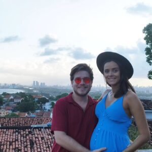 Pedro Malta Instagram - Ter um bebê faz com que você acabe atrasando algumas coisinhas, como posts de dia dos namorados 🥴❤️ 

Mas o post tá aí, embora a gente saiba que o que realmente importa, já temos mais do que garantido: as experiências, os momentos bobos, engraçados e maravilhosos, lado a lado e vividos na maioria das vezes longe aqui das redes. 

Porque mais que no mundo real, vivemos em um lugar muito mais especial - nosso próprio mundinho, e ele é massa demais, boyzinha 😍

Te amo demais. Amo nosso pequeno demais e que tenhamos muitos outros dias como esse, para registrar e mais ainda: para lembrar.
