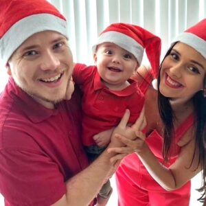 Pedro Malta Instagram - A vida é um negocinho engraçado, né? 

@fernandalmalta sempre adorou o natal. 

Em um dado momento do natal de 2022 estávamos enchendo caixas de mudança rumo ao nosso novo lar, ainda em estado de êxtase pela real mudança que viria - e ela não seria só espacial, mas também emocional e espiritual. 

Dante veio "respirar o mesmo ar que nós", como diria poeticamente o meu pai, e que mudança ele promoveu: 

Hábitos, horários, rotinas... As pessoas falam sobre montanha-russa de emoções, mas está mais para uma máquina de lavar, centrifugando tudo junto, colorindo peças diferentes entre si, como cansaço, alegria, senso de realização, renúncias, ganhos e... roupinhas de bebê, é claro - muitas roupinhas de bebê.

Mas o saldo é um só, e é sublime: a vida, em sua expressão máxima, acontecendo. 

A cada dia, a cada "papá'", a cada "mamá" a cada puxão no rabo do pobre do nosso salsicha, Chicó, Dante aprende e nós aprendemos junto com ele. 

Obrigado Papai Noel e minha esposa, por presentearem um "bom menino" ao então ex-menino que definitivamente agora sou, aprendendo a cada dia como ser um homem - e um pai - melhor. 

Feliz Natal, a todos, de todo o coração ❤️🎅