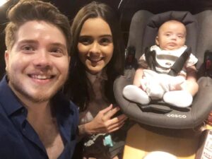 Pedro Malta Instagram - 2 anos de casados.

Até poderia soar exagero - mesmo com nossos quase 5 anos juntos no total - dizer que é uma vida. 

Mas aí o "exagero" se fez mais do que real, na forma dessa vidinha ali no canto direito (que não aparenta estar lá muito satisfeito nessa foto, é verdade kk mas eu não poderia estar mais feliz). 

Porque na verdade, não é exagero algum dizer que você me completa, que me contrapõe, soma qualidades e subtrai defeitos ao meu viver. 

Concordamos e discordamos em nossas diferenças - ou talvez, justamente pelo excesso de semelhanças 😅 - mas seguimos em acordo com acordar juntos, todas as manhãs. 

Eu amo você, pura e simplesmente - e mesmo com todo o desatino a florear (excessivamente kk) algumas coisas através desse meu ganha-pão que é a escrita, nada poderia me trazer mais conforto e gratidão do que não precisar fazer rodeios pra falar de algo tão singelo quanto nossa relação.

(Mas até aí, acabei floreando kkk)

Obrigado por existir - e por agora existirmos misturados através de mais alguém ❤️