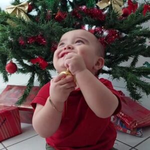 Pedro Malta Instagram - A vida é um negocinho engraçado, né? 

@fernandalmalta sempre adorou o natal. 

Em um dado momento do natal de 2022 estávamos enchendo caixas de mudança rumo ao nosso novo lar, ainda em estado de êxtase pela real mudança que viria - e ela não seria só espacial, mas também emocional e espiritual. 

Dante veio "respirar o mesmo ar que nós", como diria poeticamente o meu pai, e que mudança ele promoveu: 

Hábitos, horários, rotinas... As pessoas falam sobre montanha-russa de emoções, mas está mais para uma máquina de lavar, centrifugando tudo junto, colorindo peças diferentes entre si, como cansaço, alegria, senso de realização, renúncias, ganhos e... roupinhas de bebê, é claro - muitas roupinhas de bebê.

Mas o saldo é um só, e é sublime: a vida, em sua expressão máxima, acontecendo. 

A cada dia, a cada "papá'", a cada "mamá" a cada puxão no rabo do pobre do nosso salsicha, Chicó, Dante aprende e nós aprendemos junto com ele. 

Obrigado Papai Noel e minha esposa, por presentearem um "bom menino" ao então ex-menino que definitivamente agora sou, aprendendo a cada dia como ser um homem - e um pai - melhor. 

Feliz Natal, a todos, de todo o coração ❤️🎅