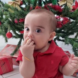 Pedro Malta Instagram - A vida é um negocinho engraçado, né? 

@fernandalmalta sempre adorou o natal. 

Em um dado momento do natal de 2022 estávamos enchendo caixas de mudança rumo ao nosso novo lar, ainda em estado de êxtase pela real mudança que viria - e ela não seria só espacial, mas também emocional e espiritual. 

Dante veio "respirar o mesmo ar que nós", como diria poeticamente o meu pai, e que mudança ele promoveu: 

Hábitos, horários, rotinas... As pessoas falam sobre montanha-russa de emoções, mas está mais para uma máquina de lavar, centrifugando tudo junto, colorindo peças diferentes entre si, como cansaço, alegria, senso de realização, renúncias, ganhos e... roupinhas de bebê, é claro - muitas roupinhas de bebê.

Mas o saldo é um só, e é sublime: a vida, em sua expressão máxima, acontecendo. 

A cada dia, a cada "papá'", a cada "mamá" a cada puxão no rabo do pobre do nosso salsicha, Chicó, Dante aprende e nós aprendemos junto com ele. 

Obrigado Papai Noel e minha esposa, por presentearem um "bom menino" ao então ex-menino que definitivamente agora sou, aprendendo a cada dia como ser um homem - e um pai - melhor. 

Feliz Natal, a todos, de todo o coração ❤️🎅