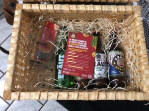 Pedro Malta Instagram - A alegria de quem garantiu uma sexta em plena terça 😆

Ai,ai… Me sentindo até meio culpado por receber esses mimos da @ekautcervejaria  enquanto a digníssima Sra. Malta só pode ficar olhando, né não @fernandalmalta ? 👀

Mas falando sério pessoal, adorei o presente, e com toda certeza já estamos mais que ansiosos para este que já é um dos festivais mais aguardados, o @ekautoktoberfest - boa música, boa cerva… Aliás, boa não, excelente: a American Ipa tá mais que aprovada! 

Então fica aí o recado - confira o perfil do evento, ele acontecerá nos dias 22 e 23 de outubro no terminal marítimo de Recife. 

Agora vou apreciar aqui minha brejinha gelada, que eu mereço!!

#publi #ekautcervejaria