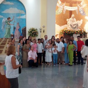 Pedro Malta Instagram - É festa na terra e é festa no céu! 🌌⛪

Dante foi batizado! 

É uma felicidade imensa poder compartilhar esse momento com aqueles que amo, como minha parceira de vida e mãe desse pequeno utilizador de suspensórios, @fernandalmalta ❤️, nossos padrinhos @danyymalta e Mauro - obrigado por tudo e por nos ajudarem a traçar o caminho de bênçãos que Dante terá a oportunidade de seguir - e é claro, toda a nossa família reunida! 

Quero agradecer, com todo meu carinho e respeito por sua excelência no atendimento, a @alegricefestas , que disponibilizou e separou cada item de decoração com o maior cuidado, e que tanto contribuiu para tornar esse dia mais que especial em nossas vidas, vocês são incríveis e seguem sendo minha recomendação máxima para festas na região. 

É isso, um domingo mais que abençoado para todos vocês!