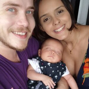Pedro Malta Instagram - Quando o cara faz 29 anos, é esperado um mínimo de maturidade. 

Quando o cara tem essa idade e agora um filho, espera-se ainda um tanto a mais dessa tal maturidade. 

E é óbvio que eu tenho muito a aprender e amadurecer, a cada dia - mas nesse aniversário em específico eu já gostaria de colocar em prática um pouco do que os últimos anos e experiências têm me ensinado. 

A primeira delas é mudar a chavinha sobre dividir o "protagonismo" da sua própria vida com quem você ama: "redimensionar" a forma como você pensa em relação às suas próprias vontades, anseios, medos e sonhos tem sido um exercício diário, mas extremamente recompensador.

Há quem brinque que formar família significa ir ativamente atrás de "se complicar", quando na verdade não é algo tão linear assim: não se vai "pra frente" na vida por formar uma família - nem para trás. 

Formar família não é sobre "evoluir", não é sobre "crescer" - é claro que as pessoas podem criar expectativas sobre todas essas transformações acompanharem os acontecimentos, mas é muito mais sobre diversificar e intensificar os espectros de amor capazes de serem sentidos.

Há quem forme família com menos anos vividos do que eu, ou mais, cada um a seu tempo e do seu jeito - mas sou grato demais pela minha jovem e então formada família ser tão unicamente minha ❤️

Também quero falar sobre gratidão a duas mulheres vitais em minha vida, minha esposa, @fernandalmalta por todo o sacrifício, devoção e entrega irrestrita à sua maternidade (obrigado por fazer isso por nós, mor) e minha irmã, @danyymalta . 

Só os mais próximos sabem o real e essencial papel de Dany em minha vida. Dany doou grande parte do tempo dela em função do desenvolvimento e estabelecimento da minha carreira como ator desde o princípio. 

Sua doação é até acentuada pelo destino, já que ao longo de 29 outonos calhamos de dividir a proximidade dos nossos aniversários (ela faz no dia 5, e com tanta corre-corre e noites em claro acabei não escrevendo nada para ela - mas não fique brava com o pai do seu afilhado não, Dany kkk)

Meu amor e Dany, amo vocês duas demais e devo demais a vocês, obrigado por fazerem minha vida mais completa.