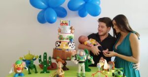 Pedro Malta Instagram - E acabou que o bonitão dormiu durante o primeiro "mesversário"... 

Mas a verdade é que a gente é que vem sonhando acordado ao longo dos últimos 30 dias. 

É uma oportunidade única - literalmente - ter a chance de comemorar ao mesmo tempo esse marco de existência de uma vidinha tão tenra, tão no início, enquanto comemoramos também o aniversário da minha esposa, @fernandalmalta . 

Um encontro de datas, de encaixes, em um abraço no qual hoje não falta mais uma peça no formato de um bebê.

Os ponteiros dos coraçõezinhos desses "painho" e "mainha" novatos se ajustaram e nos permitiram compartilhar essa felicidade. 

Parabéns, meu amor! Nosso maior presente já vem envolto no laço de nossa união, de nossa vontade de ver esse serumaninho crescer em vida e em espírito. 

Obs. 1 - muita gratidão a @alegricefestas pelo carinho e qualidade de seus bolos, vocês arrasam e são minha recomendação máxima para decoração em Recife - fica a dica! ❤️

Obs. 2 - Obrigado a nossas famílias pelo carinho, pelo cuidado, pela paciência nesse período tão especial (mas cansativo também kkk 😂), @lenilacerda_ @joaobmalta vocês moram no meu coração!)