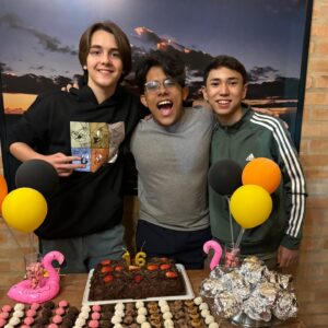 Pedro Miranda Instagram - E hoje o parabéns é duplo. Parabéns pros meus parceiros de trabalho e amigos de vida: Omura e Henrique!!! Tamo junto sempre!!! Amo vcs!!! 🔥💙