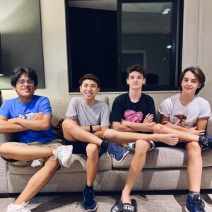 Pedro Miranda Instagram - Ouvi falar que eles estão preparando o primeiro álbum… e tentando essa pose de boyband… tentando… 😆✌🏻

>>>> vai até o final >>>>

💥O nome? 
A gente volta aqui logo pra contar!

#theomedon #pedromiranda #henriquebonadio #omurinha #nasceumabanda