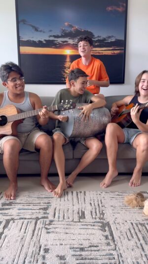Pedro Miranda Instagram - “E eu me apaixono a cada passo que eu dou
Passou, olhou, já tô querendo chamar de amor…”

Festa jovem - @lagumoficial 

#quatrok #music #lagum