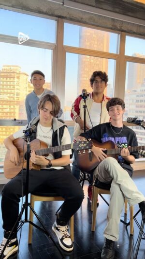 Pedro Miranda Instagram - A GENTE ADORA! 🥰 A nova música da QuatroK já está no mundo, “Finge Que Me Adora”. Durante a visita dos meninos aqui no FT, eles aproveitaram para dar um trechinho desse hit que não sai dos nossos fones de ouvido! 

#quatrok #fingequemeadora #festivalteen