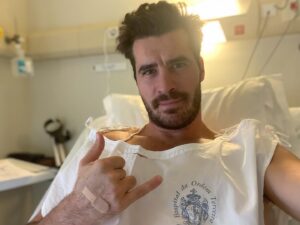Pedro Sousa Instagram - 21 anos depois, voltei ao bloco operatório. Desta vez foi (só) o joelho e correu tudo bem. Tenho muita fisioterapia pela frente e à partida 6 meses até voltar ao surf. Não ganho a vida a surfar mas ganho vida no mar, o que fará com que os próximos tempos não sejam fáceis mas estou pronto para o desafio. Muito obrigado Dr. João Goulão, a toda a equipa e em especial a ti, Vera, que foste espetacular. Oceana, muito obrigado pelo teu empenho para me conseguires a cirurgia. Foste incansável e sem ti ainda estaria à espera. Obrigado a todos os que me ligaram/mandaram mensagens a dar força. Mãe, obrigado por tudo, sempre.