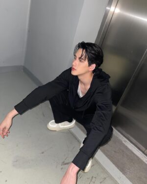 Peerawich Ploynumpol Instagram - ก็มีแต่ลิฟต์เท่านั้นแหละ...ที่ผมเลือกใช้ก่อนบันไดเลื่อน