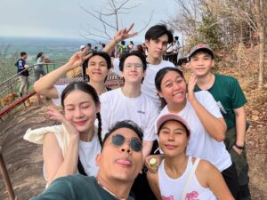 Peerawich Ploynumpol Instagram - ทริปทำบุญนี้สำเร็จได้เพราะมีเพื่อนร่วมเดินทางที่ดี🙏🏻⛰️🥰