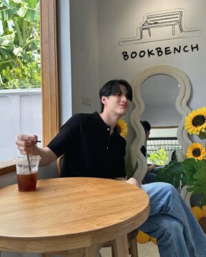 Peerawich Ploynumpol Instagram - เหลือที่นึงให้เธอ🪑