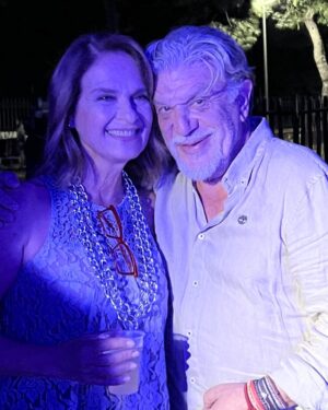 Peggy Stathakopoulou Instagram - ´Ενα βράδυ στο Άλσος με τον Φίλιππο Πλιάτσικα και τον Βαγγέλη Γερμανό -στα πλαίσια του Πολιτιστικού Σεπτέμβρη στον Δήμο μας -και το φεγγαράκι απο πάνω , βρεθήκαμε και γίναμε όλοι μια παρέα! Η διπλανή μου κυρία γύρισε κάποια στιγμή και μου είπε: «Ζήσαμε σε όμορφες εποχές με υπέροχα τραγούδια»Άρα οι παλιές μας αγάπες είναι ΠΑΝΤΑ ΕΚΕΙ❤️❤️❤️