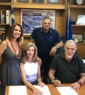 Peggy Stathakopoulou Instagram - Είναι πολύ μεγάλη η χαρά μου γι αυτό το πρώτο βήμα ,που φέρνει κοντά το ΕΛΙΖΑ με τον Δήμο Ν. Φιλαδέλφειας-Ν. Χαλκηδόνας. Αμέσως μετά τις Δημοτικές Εκλογές, ξεκινούν στα σχολεία του Δήμου- καταρχήν της Πρωτοβάθμιας Εκπαίδευσης και στην συνέχεια επεκτεινόμενα σε όλες τις σχολικές βαθμίδες- τα ειδικά προγράμματα του Σωματείου ΕΛΙΖΑ για την ενημέρωση και την πρόληψη κατά της Παιδικής  Κακοποίησης. Οφείλω ένα μεγάλο ευχαριστώ στον Δήμαρχο κ. Γιάννη Βούρο για την ευαισθησία του και την ταχύτητα ,με την οποία υποστήριξε το αίτημα μας για συνεργασία και στην εξαιρετικής συνέπειας και ήθους Διευθύντρια του Σωματείου ΕΛΙΖΑ κ. Βάνα Μαρκετάκη. Καλή Αρχή!