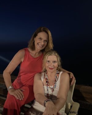 Peggy Stathakopoulou Instagram - Με την γλυκιά μου φίλη την Μαρία δίπλα στην θάλασσα🌹Μια μεγάλη αγκαλιά και άπειρα ευχαριστώ για την ζεστή φιλοξενία στον παράδεισο της❤️