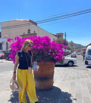 Peggy Stathakopoulou Instagram - Για όσους ταξιδεύουν μεγάλη η έξαψη🎈Για όσους μένουμε εδώ … ένα κρασί με τους φίλους μας και χαρούμενο τετραήμερο🌺❤️