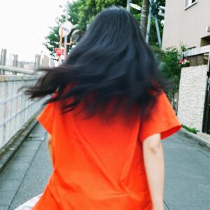 Pei-Yu Hung Instagram - 燈光熄滅後，繼續生活。

-

「你會回過頭來。」

聽見自己以堅定的語氣唱出這句歌詞時，腹部深處湧出了深深的哀傷。

一樣的旋律，一樣的歌詞，保留了熟悉的前奏，加進了新的編曲。依然是我的歌聲，但又是絕對不可能和當年一模一樣的歌聲。

我們都不可能路過時間而毫無改變，也不可能穿越成長的洗禮後，不曾銘刻下什麼。

我們仍然在追尋著，對於還沒有到來的明天；有時也會回過頭去，從錯失的回憶中撈取新的紀念。

不同的是，現在的自己，多了勇氣去等待，明白轉身離開也是一種選擇。就算你沒有回過頭，我也沒有遺憾。

因為我相信我們會再遇見。

每回唱出這首歌，我就能再次遇見那個最純粹的自己。我期待自己每次都能宛如第一次那樣地去愛，能夠因為美好去愛就已足夠。

〈踮起腳尖愛 (HPY Version)〉正式發行，請至各大串流平台收聽

-

Photographer: @8msmsm8 
Hair & Makeup: @rinodokai
Wardrobe Stylist: @referenceitself
Graphic Designer: @houth.tw
Special Thanks: @gem.gem.1048