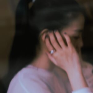 Pei-Yu Hung Instagram - 收到 500 輯的邀請，在某個天氣舒爽的下午跟著編輯芷婕以及攝影師的腳步，我們在台北的巷弄裡鑽來鑽去、跑跑跳跳。看見陽光一絲一絲地落在建築物和地面，沿路的植物們展露色彩、充滿活力的樣子，我想春天是真的來了。

那天的聊天很開心，可能因爲喝到了極度美味的西西里以及無法停下進食、止不住讚嘆的布丁，曬了足夠的太陽與步行，身體很愉快。我還記得芷婕笑開的臉以及書寫專注的模樣，讓對話的過程不僅僅是對話，也讓我回頭思考了這些日子之於身體的一些感受。

天氣變化的速度激烈，希望大家都保重，享受春天的睏意，也盡情體驗生命萌發的每個時刻。

（btw水逆好像要來了，該冷靜檢視的都盡力去面對，我們一起撐過！週日大港見啦！）

-

Presented by @500times_tw 
Photographer @rafael_wu 
Makeup Artist @chuansform