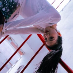 Pei-Yu Hung Instagram - 收到 500 輯的邀請，在某個天氣舒爽的下午跟著編輯芷婕以及攝影師的腳步，我們在台北的巷弄裡鑽來鑽去、跑跑跳跳。看見陽光一絲一絲地落在建築物和地面，沿路的植物們展露色彩、充滿活力的樣子，我想春天是真的來了。

那天的聊天很開心，可能因爲喝到了極度美味的西西里以及無法停下進食、止不住讚嘆的布丁，曬了足夠的太陽與步行，身體很愉快。我還記得芷婕笑開的臉以及書寫專注的模樣，讓對話的過程不僅僅是對話，也讓我回頭思考了這些日子之於身體的一些感受。

天氣變化的速度激烈，希望大家都保重，享受春天的睏意，也盡情體驗生命萌發的每個時刻。

（btw水逆好像要來了，該冷靜檢視的都盡力去面對，我們一起撐過！週日大港見啦！）

-

Presented by @500times_tw 
Photographer @rafael_wu 
Makeup Artist @chuansform