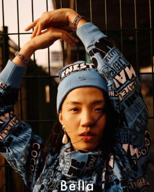 Pei-Yu Hung Instagram - When I’m a part of the city. 🌆

「你完全融入在這個城市裡了呢！你身上的顏色是這個城市的顏色。」旅行時錯身而過的人回頭對我這麼說。

城市的顏色是什麼呢？

太陽準備落下時炙熱的橘/海搖曳閃著細碎銀絲的藍/花朵盛開時恣意展露的紫/風景移動延遲交疊出的黑
還有 很多很多⋯

拍攝當天與團隊的大家穿梭在這個熟悉又不是那麼熟悉的台北街頭，我凝視著空間，有時也凝視自己。
奔跑的時候感覺到自由。靜止的時候也是。

-

拍攝當天身上穿著的2023/24 Métiers d’art 工坊系列，最喜歡的是衣服的色彩、散落在布料上精巧的刺繡，以及各式的口袋。透過選擇穿上身體的衣服去回應這個城市、整個環境的律動，邁出腳步，更無所畏懼地去冒險吧！

-

監製 & 造型｜Toby Hsu @tobyotron 
攝影｜Primol Xue @primolxue 
撰文｜Eli Yeh @eli_yeh 
影音｜Lia Lee @sian.1 
化妝｜Chuan Shih @chuansform 
髮型｜Weic @weic_lin 
服裝助理｜Christine Lin @christiniful 
特別感謝｜Robot Swing @robot.swing 、玉成錄音室 @yuchencinemastudio 
服裝 & 配件｜Chanel @chanelofficial 

#CHANEL #CHANELMetiersdArt @chanelofficial 
#Bellataiwan #bella儂儂