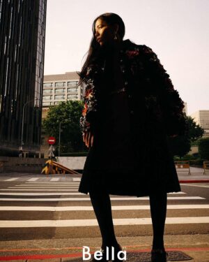 Pei-Yu Hung Instagram - When I’m a part of the city. 🌆

「你完全融入在這個城市裡了呢！你身上的顏色是這個城市的顏色。」旅行時錯身而過的人回頭對我這麼說。

城市的顏色是什麼呢？

太陽準備落下時炙熱的橘/海搖曳閃著細碎銀絲的藍/花朵盛開時恣意展露的紫/風景移動延遲交疊出的黑
還有 很多很多⋯

拍攝當天與團隊的大家穿梭在這個熟悉又不是那麼熟悉的台北街頭，我凝視著空間，有時也凝視自己。
奔跑的時候感覺到自由。靜止的時候也是。

-

拍攝當天身上穿著的2023/24 Métiers d’art 工坊系列，最喜歡的是衣服的色彩、散落在布料上精巧的刺繡，以及各式的口袋。透過選擇穿上身體的衣服去回應這個城市、整個環境的律動，邁出腳步，更無所畏懼地去冒險吧！

-

監製 & 造型｜Toby Hsu @tobyotron 
攝影｜Primol Xue @primolxue 
撰文｜Eli Yeh @eli_yeh 
影音｜Lia Lee @sian.1 
化妝｜Chuan Shih @chuansform 
髮型｜Weic @weic_lin 
服裝助理｜Christine Lin @christiniful 
特別感謝｜Robot Swing @robot.swing 、玉成錄音室 @yuchencinemastudio 
服裝 & 配件｜Chanel @chanelofficial 

#CHANEL #CHANELMetiersdArt @chanelofficial 
#Bellataiwan #bella儂儂