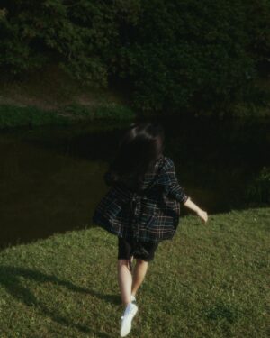 Pei-Yu Hung Instagram - 經過漫長的冬日，踏著輕巧、充滿好奇的步伐穿梭在灑落的陽光之間，愉快的心情從穿在身上的空間開始建立。

CHANEL 2024春夏高級時裝系列，一個來自南法耶爾（Hyères）的諾瓦耶別墅（Villa Noailles）空間的靈感，將曾經交織了藝術匯集的流動、建築線條、自然景觀與採光的思考，一件件充滿韻律感的設計成了此次春夏系列主要的魅力所在。展現童心、直率，同時保有優雅與隨興的姿態，休閒之中穿插充滿細節的精緻工藝，這樣看似既衝突又融合的過程，像是充滿生氣的季節一樣帶來了活力，疊加出更多富有生命力的世界觀。

如同歌頌著諾瓦耶別墅花園的故事一般，讓我們帶著自由自在的心、徜徉在希望與慶祝的氛圍中，為這個春夏開啟一個自在、不受拘束的清新樣貌。

#CHANELSpringSummer @chanelofficial