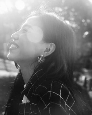 Pei-Yu Hung Instagram - 經過漫長的冬日，踏著輕巧、充滿好奇的步伐穿梭在灑落的陽光之間，愉快的心情從穿在身上的空間開始建立。

CHANEL 2024春夏高級時裝系列，一個來自南法耶爾（Hyères）的諾瓦耶別墅（Villa Noailles）空間的靈感，將曾經交織了藝術匯集的流動、建築線條、自然景觀與採光的思考，一件件充滿韻律感的設計成了此次春夏系列主要的魅力所在。展現童心、直率，同時保有優雅與隨興的姿態，休閒之中穿插充滿細節的精緻工藝，這樣看似既衝突又融合的過程，像是充滿生氣的季節一樣帶來了活力，疊加出更多富有生命力的世界觀。

如同歌頌著諾瓦耶別墅花園的故事一般，讓我們帶著自由自在的心、徜徉在希望與慶祝的氛圍中，為這個春夏開啟一個自在、不受拘束的清新樣貌。

#CHANELSpringSummer @chanelofficial