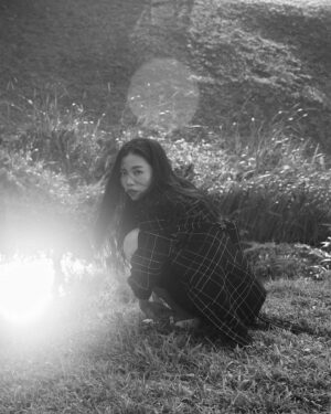 Pei-Yu Hung Instagram - 經過漫長的冬日，踏著輕巧、充滿好奇的步伐穿梭在灑落的陽光之間，愉快的心情從穿在身上的空間開始建立。

CHANEL 2024春夏高級時裝系列，一個來自南法耶爾（Hyères）的諾瓦耶別墅（Villa Noailles）空間的靈感，將曾經交織了藝術匯集的流動、建築線條、自然景觀與採光的思考，一件件充滿韻律感的設計成了此次春夏系列主要的魅力所在。展現童心、直率，同時保有優雅與隨興的姿態，休閒之中穿插充滿細節的精緻工藝，這樣看似既衝突又融合的過程，像是充滿生氣的季節一樣帶來了活力，疊加出更多富有生命力的世界觀。

如同歌頌著諾瓦耶別墅花園的故事一般，讓我們帶著自由自在的心、徜徉在希望與慶祝的氛圍中，為這個春夏開啟一個自在、不受拘束的清新樣貌。

#CHANELSpringSummer @chanelofficial