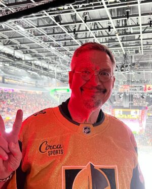 Penn Jillette Instagram - Cranking the siren at the @vegasgoldenknights home game yesterday. Go Sports!
.
.
.
#nhl #vgk #goldenknights #vegas #hockey