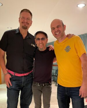 Penn Jillette Instagram - Guau.  Hostia puta. Madre mía.  Desde que empecé a aprender español, me gusta mucho Fito Y Fitipaldis.  Anoche, gracias a @Jandro, conocí a Fito.  Él es un crack.  Tan gracioso.  Hablamos de Bo Diddley.  Fito es Bo Diddley.  Y su show es el mejor.  @fitoyfitipaldisoficial 
(I am in Spain this weekend with my good friend and amazing magician Jandro)