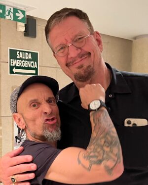Penn Jillette Instagram - Guau.  Hostia puta. Madre mía.  Desde que empecé a aprender español, me gusta mucho Fito Y Fitipaldis.  Anoche, gracias a @Jandro, conocí a Fito.  Él es un crack.  Tan gracioso.  Hablamos de Bo Diddley.  Fito es Bo Diddley.  Y su show es el mejor.  @fitoyfitipaldisoficial 
(I am in Spain this weekend with my good friend and amazing magician Jandro)