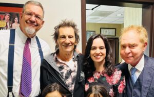 Penn Jillette Instagram - Great having the legendary @ronniewood  and his lovely family at our @riovegas show last night! 
@therollingstones #vegas