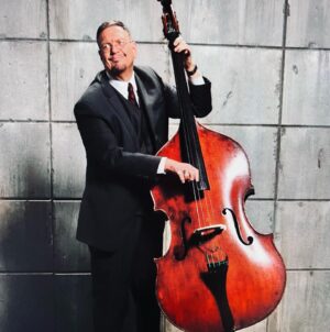 Penn Jillette Instagram - Here’s a nice picture of my Paul Toenniges bass that was played forever by Dave Stone.  It’s a beautiful thing.  The odd color stuff is the lighting. And it sounds better than it looks. I love it.
@jonesjazz @riovegas 
#vegas #jazz #bass #preshow #livemusic