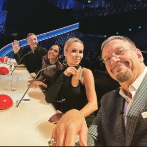 Penn Jillette Instagram - A little @bgt judge’s table #bts action with @aleshaofficial @noholdenback @dwalliams 
Tune in this Sunday on @itv for #theultimatemagician !