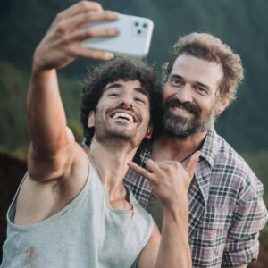 Pêpê Rapazote Instagram - That's "my boy Eduardo" . You will know all about him pretty soon. Do not miss #turnofthetide on #netflix . Premieres May 26. #rabodepeixe
GARANTEED TO --BLOW-- YOUR MIND

Dias muito felizes em São Miguel a rodar uma série de topo mundial pela mão do talentoso @augusto_fraga_director