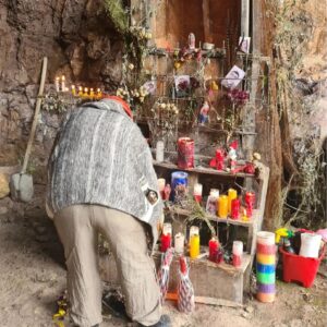 Pêpê Rapazote Instagram - Linda festa do lado de fora e uma viagem de 10 minutos para chegar ao coração da mina apenas para encontrar os mais belos rituais pagãos #potosi #bolivia #lareinadelsur

As muitas almas presas nestas minas transformam estes rituais em celebrações profundamente espirituais

Ver videos até ao fim 😉

Linda fiesta en las afueras y 10 minutos para llegar al corazón de la mina solo para encontrar los más bellos rituales paganos #potosi #bolivia #lareinadelsur

Watch vídeos till the end 😉

Beautiful party outside and 10 minutes drive to get to the heart of the mine only to find the most beautiful pagan rituals #potosi #bolivia #lareinadelsur

The ammount of souls trapped in the mines make these some of the deepest spiritual rituals