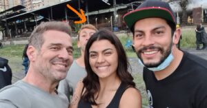 Pêpê Rapazote Instagram - #lareinadelsur
Não é uma equipe qualquer. São os @legionariustunts. Super profissionais que nos acompanham em tudo o que fazemos. Todas as cenas de acçâo ou de risco são coordenadadas e feitas em segurança. Aqui com John e Angie. Lá atrás o melhor de todos, o meu duplo @cytherock . Ou serei eu o seu duplo... 🤔
No es un equipo cualquiera. Son los @legionariustunts . Super profesionales que nos acompañan en todo lo que hacemos. Todas las escenas de acción o de riesgo son coordinadas y hechas en seguridad. Aqui con John y Angie. Allá atrás, pues el mejor de todos mi doble @cytherock . O seré yo su doble...🤔

@jhondemorales_stunt
@lisetpedrozo
@cytherock
